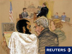 En este boceto realizado en la sala del tribunal, el canadiense Omar Khadr (a la izquierda) en el primer día de su juicio ante un tribunal militar de crímenes de guerra en la base militar estadounidense de Guantánamo, en Cuba, el 9 de agosto de 2010.