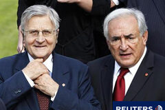 Una misión UE-FMI discutirá las medidas para ayudar a Irlanda El presidente del Banco Central Europeo, Jean-Claude Trichet (I) y el director gerente del FMI, Dominique Strauss-Kahn, durante una reunión informal de ministros de Finanzas de la UE en Bruselas, el 30 de septiembre de 2010.