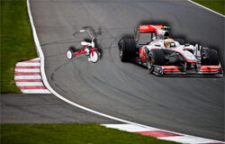 Los trámites internos del despacho, ¿en triciclo o en bólido? Los banderines de una salida de carreras de coche.
