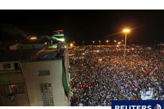 Tanques de Gadafi intervienen tras la entrada rebelde en Trípoli La bandera del reino de Libia ondea mientras una multitud se concentra en Bengasi, el 22 de agosto de 2011.
