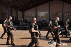 Francia enviará más tropas a Mali y acelerará el despliegue africano En la imagen, soldados franceses pasan junto a un hangar en la base aérea del Ejército maliense en Bamako, el 14 de enero de 2013