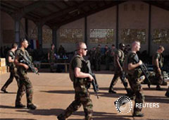 En la imagen, soldados franceses pasan junto a un hangar en la base aérea del Ejército maliense en Bamako, el 14 de enero de 2013