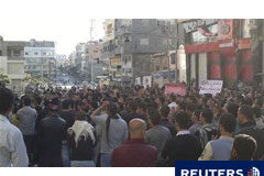 Las tropas sirias entran en un barrio de Damasco Una manifestación en la población siria de Banias, el 26 de abril de 2011.