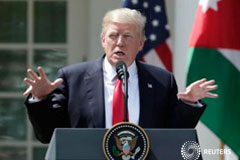 Trump podría vincular gasto en infraestructuras con una reforma fiscal o sanitaria Trump durante una rueda de prensa en la Casa Blanca, el 5 de abril de 2017