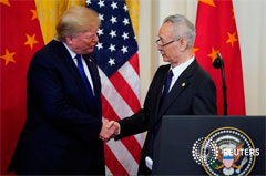 El presidente de EEUU, Donald Trump, se da la mano con el viceprimer ministro chino, Liu He, durante la ceremonia de firma del pacto comercial entre Estados Unidos y China en la Casa Blanca. 15 de enero de 2020.