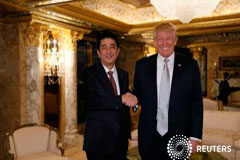 Abe cree que puede crear una relación de confianza con Trump Abe y Trump (S) en la Torre Trump de Manhattan, Nueva York, el 17 de noviembre de 2016