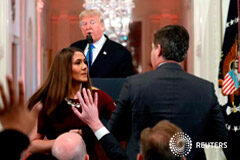 Trump promete «guerra» si los demócratas investigan a la Casa Blanca Una miembro del personal de la Casa Blanca intenta tomar el micrófono en manos del periodista de CNN Jim Acosta en medio de una conferencia de prensa del presidente Donald Trump en la Casa Blanca, en Washington, EEUU, Noviembre 7, 2018.