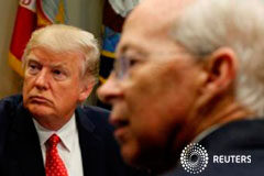 Jueces de EEUU presionan a abogados de Trump sobre la prohibición de viajes El presidente de EEUU Donald Trump y el fiscal general en funciones Dana Boente (D) durante una reunión en la Casa Blanca en Washington, EEUU, el 7 de febrero de 2017