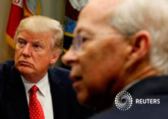 El presidente de EEUU Donald Trump y el fiscal general en funciones Dana Boente (D) durante una reunión en la Casa Blanca en Washington, EEUU, el 7 de febrero de 2017 El presidente de EEUU Donald Trump y el fiscal general en funciones Dana Boente (D) durante una reunión en la Casa Blanca en Washington, EEUU, el 7 de febrero de 2017
