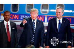 Trump se enfrenta a Bush y Fiorina en áspero debate republicano EEUU Donald Trump (en el centro), junto con Ben Carson (a la izquierda) y Jeb Bush. el 16 de septiembre de 2015