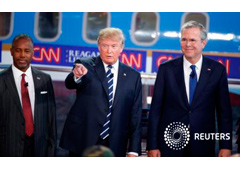 Donald Trump (en el centro), junto con Ben Carson (a la izquierda) y Jeb Bush. el 16 de septiembre de 2015
