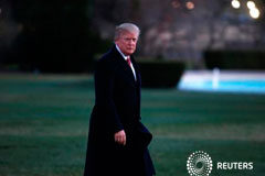 Trump exige el voto a favor de los republicanos para su plan de salud Trump camina en la Casa Blanca el 23 de marzo