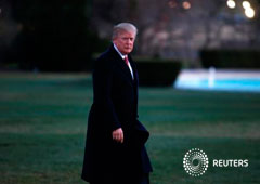 Trump camina en la Casa Blanca el 23 de marzo