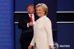 Trump se niega a decir en último debate si aceptará resultado de elecciones Clinton aparece en primer plano y se ve a Trump detrás al final del tercer y último debate de las presidenciales en Las Vegas, el 19 de octubre de 2016