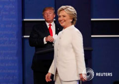 Clinton aparece en primer plano y se ve a Trump detrás al final del tercer y último debate de las presidenciales en Las Vegas, el 19 de octubre de 2016