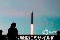 Trump endurece la retórica con Corea del Norte Unas personas en Tokio observan un monitor con noticias sobre Corea del Norte, el 10 de agosto de 2017