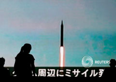 Unas personas en Tokio observan un monitor con noticias sobre Corea del Norte, el 10 de agosto de 2017 Unas personas en Tokio observan un monitor con noticias sobre Corea del Norte, el 10 de agosto de 2017