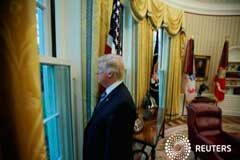 Trump dice es posible un «gran, gran conflicto» con Corea del Norte Trump mira por la ventana del Despacho Oval de la Casa Blanca tras una entrevista con Reuters en Washington, el 27 de abril de 2017