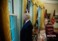 Trump mira por la ventana del Despacho Oval de la Casa Blanca tras una entrevista con Reuters en Washington, el 27 de abril de 2017
