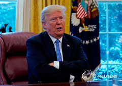 El presidente de Estados Unidos, Donald Trump, habla durante una entrevista con Reuters en Washington. 18 de enero de 2017