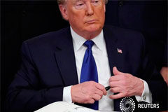 Demócratas dicen, en documento de juicio político, que Trump pone en riesgo la seguridad del país El presidente de EEUU, Donald Trump, firma una orden ejecutiva en la Casa Blanca, en Washington, el 24 de enero de 2017