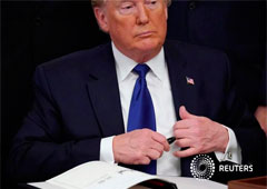 El presidente de EEUU, Donald Trump, firma una orden ejecutiva en la Casa Blanca, en Washington, el 24 de enero de 2017