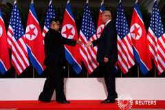 Trump afirma que cumbre con Kim fue «mejor de lo que cualquiera podría haber esperado» El presidente de Estados Unidos, Donald Trump, estrecha la mano del líder norcoreano, Kim Jong Un, en el Hotel Capella en la isla Sentosa, Singapur, el 12 de junio de 2018