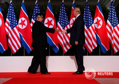 El presidente de Estados Unidos, Donald Trump, estrecha la mano del líder norcoreano, Kim Jong Un, en el Hotel Capella en la isla Sentosa, Singapur, el 12 de junio de 2018