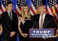 Donald Trump habla mientras su yerno Jared Kushner (I) y su hija Ivanka escuchan en un mitin de la campaña en el Trump National Golf Club Westchester en Briarcliff Manor, Nueva York, EEUU, el 7 de junio de 2016