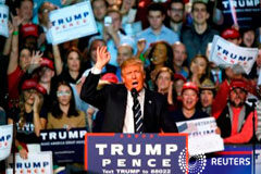 Clinton y Trump buscan los últimos apoyos antes de las elecciones Trump en el último mitin en Devos Place, Michigan, el 8 de noviembre de 2016