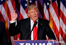 Trump dice que «algunas partes» del muro con México podrían ser vallas Trump en Manhattan, Nueva York, durante la noche electoral del 9 de noviembre de 2016