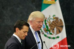 Trump agudiza la crisis fronteriza con la amenaza del impuesto a México El candidato republicano a la presidencia estadounidense, Donald Trump, y el mandatario mexicano, Enrique Peña Nieto, llegan a una conferencia de prensa en la residencia de Los Pinos, México, el 31 de agosto del 2016