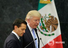 El candidato republicano a la presidencia estadounidense, Donald Trump, y el mandatario mexicano, Enrique Peña Nieto, llegan a una conferencia de prensa en la residencia de Los Pinos, México, el 31 de agosto del 2016