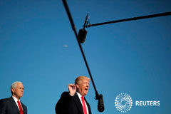 La Cámara de Representantes de EEUU aprueba iniciativa de gastos a corto plazo El presidente de Estados Unidos, Donald Trump, habla con periodistas a su llegada a una reunión en el Pentágono, acompañado por el vicepresidente Mike Pence en Arlington, Virginia, EEUU, el 18 de enero de 2018