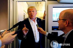 El Gobierno de Trump prepara un plan para dificultar el asilo y agilizar deportaciones Trump habla con periodistas en el Air Force One de camino a un acto en Melbourne, Florida, el 18 de febrero de 2017
