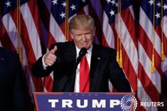 Trump desconcierta al mundo al llegar a la Casa Blanca El presidente electo de Estados Unidos, Donald Trump, saluda a sus partidarios durante un mitin en la noche de elección en Manhattan, Nueva York, Estados Unidos. 9 de noviembre, 2016