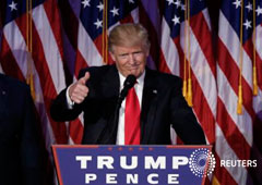 El presidente electo de Estados Unidos, Donald Trump, saluda a sus partidarios durante un mitin en la noche de elección en Manhattan, Nueva York, Estados Unidos. 9 de noviembre, 2016