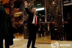 Trump ofrece terminar algunas sanciones a Rusia a cambio de recorte en armas nucleares El presidente electo de Estados Unidos, Donald Trump, saluda el viernes a sus partidarios en la Torre Trump en Nueva York
