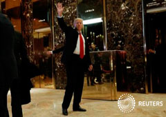 El presidente electo de Estados Unidos, Donald Trump, saluda el viernes a sus partidarios en la Torre Trump en Nueva York