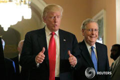 Las manufactureras piden a Trump que reconsidere sus amenazas comerciales Trump (I) eleva los pulgares en Washington, el 10 de noviembre de 2016