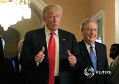 Trump (I) eleva los pulgares en Washington, el 10 de noviembre de 2016 Trump (I) eleva los pulgares en Washington, el 10 de noviembre de 2016