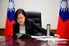 Pekín tendrá que «quitarse los guantes» si Trump continúa provocaciones sobre Taiwán: medios la presidenta de Taiwán Tsai Ing-wen habla por teléfono con el presidente electo Donald Trump en su oficina en Taipei, Taiwán, en esta foto hecha pública el 3 de diciembre de 2016