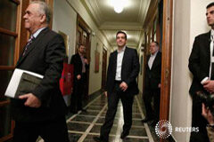 Tsipras dice estar autorizado para abordar un cambio radical Tsipras y su viceprimer ministro, Yannis Dragasakis (I), llegan a una reunión de su gabinete en Atenas el 28 de enero de 2015