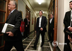 Tsipras y su viceprimer ministro, Yannis Dragasakis (I), llegan a una reunión de su gabinete en Atenas el 28 de enero de 2015