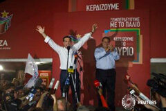 Tsipras logra sólida victoria en elecciones de Grecia Tsipras levanta los brazos mientras que su socio y líder del partido Griegos Independientes, Panos Kammenos (a la derecha) aplaude en el podio tras gannr las elecciones en Atenas el 20 de septiembre de 2015