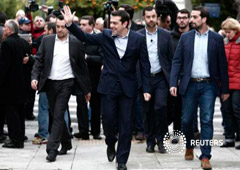 Tsipras llega seguido por su gabinete al palacio presidencial de de enero de Atenas en una fotografía tomada el 27 de enero de 2015