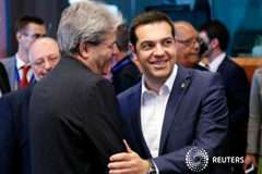 Ven posibilidades de un acuerdo con Grecia la semana que viene Alexis Tsipras (D) saluda al ministro italiano de Exteriores, Paolo Gentiloni, en Bruselas, el 11 de junio de 2015