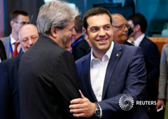 Alexis Tsipras (D) saluda al ministro italiano de Exteriores, Paolo Gentiloni, en Bruselas, el 11 de junio de 2015