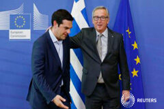 Tsipras ve acuerdo sobre deuda Grecia, pero se mantienen diferencias tras reunión Alexis Tsipras (a la izquierda) posa con el presidente de la Comisión Europea Jean-Claude Juncker antes de la reunión en Bruselas, Bélgica, el 3 de junio de 2015