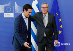 Alexis Tsipras (a la izquierda) posa con el presidente de la Comisión Europea Jean-Claude Juncker antes de la reunión en Bruselas, Bélgica, el 3 de junio de 2015